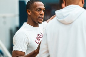 AYX爱游戏中国-本菲卡训练开放日，集结日手感冰凉引欢呼，荷甲在即，临场指挥获称赞的简单介绍