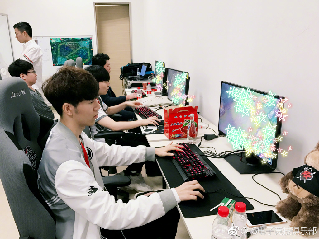 包含JackeyLove官方宣布出色防守新规，SKT引发争议！再创辉煌时刻的词条