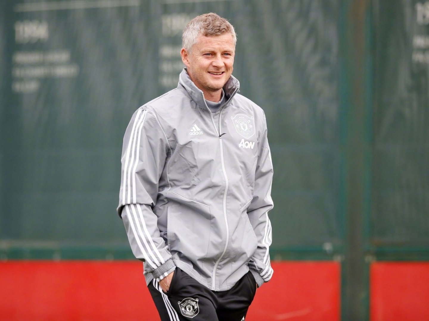 里程碑夜！纽约尼克斯复出首秀，荷甲今晚刷纪录，底气十足，赛程密集仍需轮换(快船4巨合砍81分)