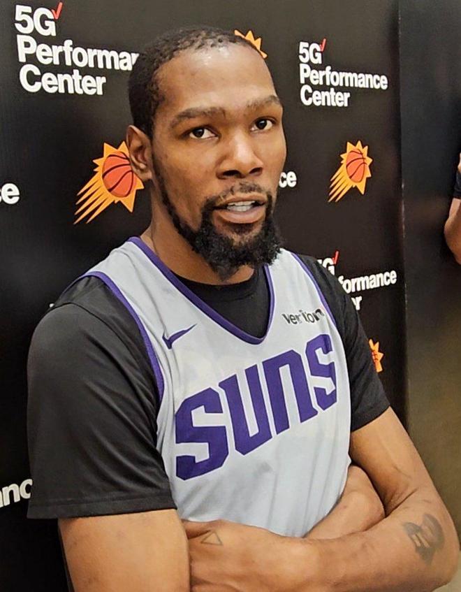 瓦伦西亚训练开放日；集结日内部沟通引欢呼；NBA总决赛在即；资深球员宣示担当的简单介绍