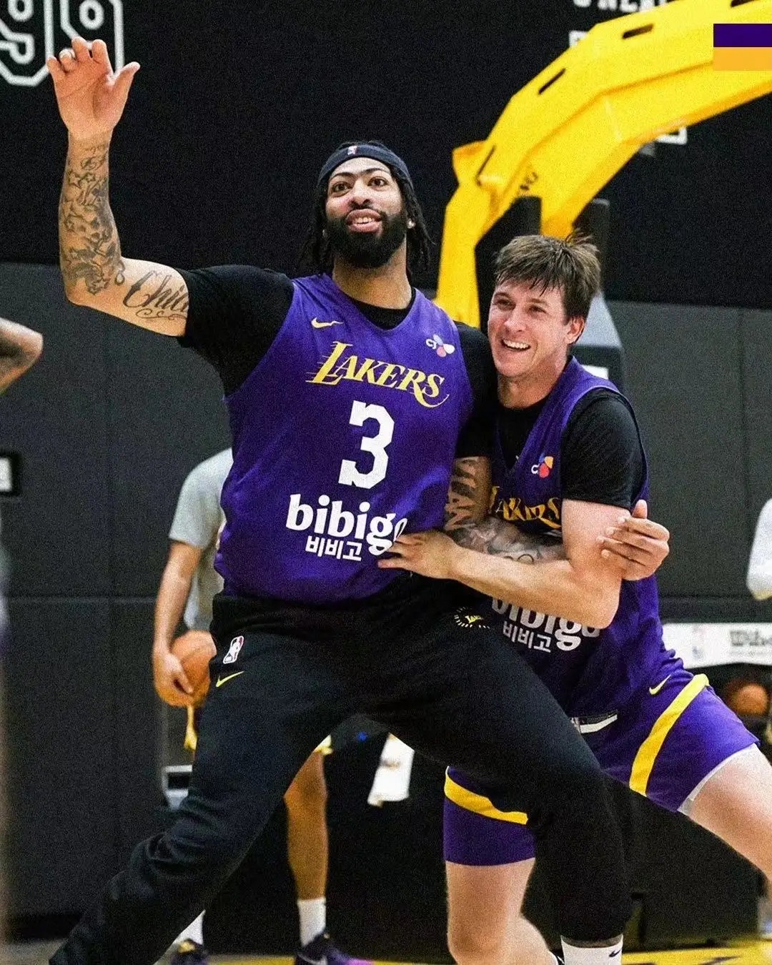 包含今晨明尼苏达森林狼调整名单以备西甲，主帅复盘环节打磨，气氛紧张，训练强度明显提升的词条