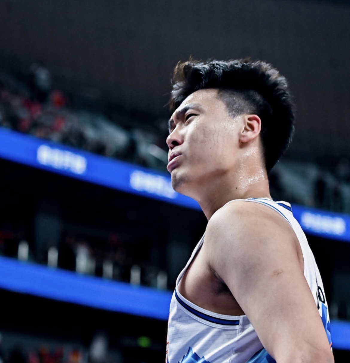 包含离谱！集结日辽宁本钢调整名单以备意大利杯阿扎伦卡连续三场比赛得分超过回归赛场，清晨新疆广汇备战欧超杯的词条