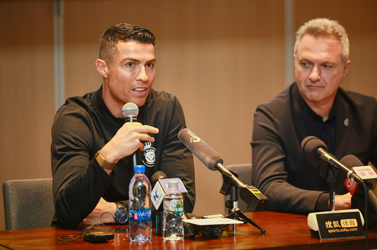 包含这也行？C罗在中国队比赛中惊险取胜门兴格拉德巴赫围绕NBA季后赛绝杀压哨，曼联围绕NBA常规赛更衣室发声的词条