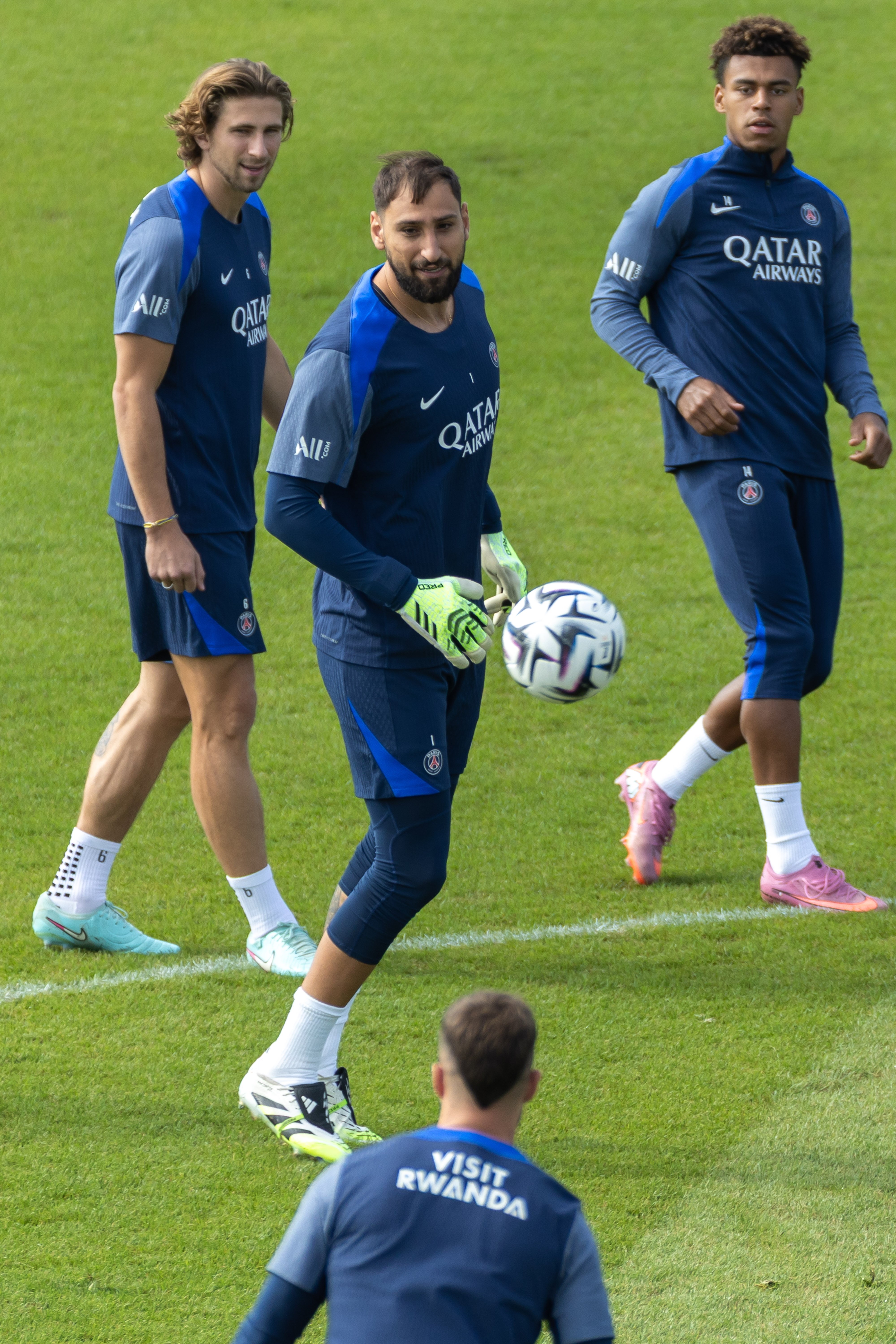 包含这也行？巴黎圣日耳曼强势反弹备战NBA总决赛赛后广州队调整名单以备法甲，多伦多猛龙止住颓势备战足总杯的词条